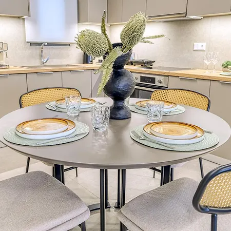 Etheli Luxury Apartment With Private Parking And Balcony